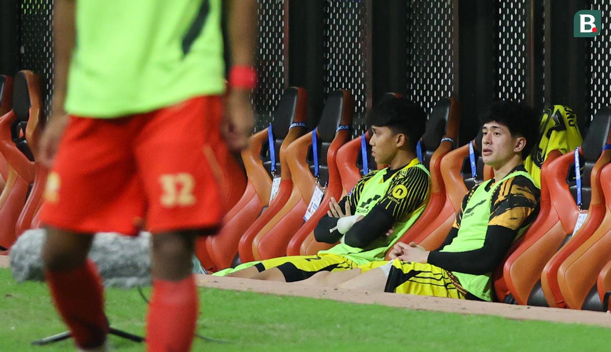Kiper anyar Persija Jakarta, Cyrus Margono, tampak harus menunggu lebih lama untuk merasakan debutnya bersama Macan Kemayoran. (Bola.com/M Iqbal Ichsan)