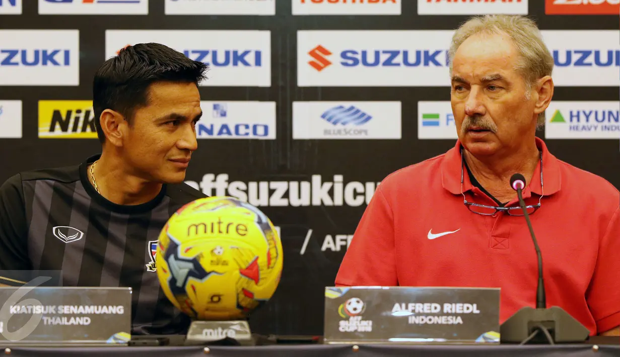 Pelatih Thailand, Kiatisuk Senamuang (kiri) bersama Alfred Riedl saat memberi keterangan jelang laga final di Hotel Aston, Bogor, Selasa (13/12). Indonesia akan melakoni laga melawan Thailand di Stadion Pakansari (14/12). (Liputan6.com/Helmi Fithriansyah)