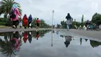 Sejumlah pengunjung berjalan saat sedang liburan di Monumen Nasional (monas), Jakarta, Selasa (25/12). Liburan Natal 2018, banyak warga datang bersama kerabat maupun keluarga memadati Monas. (Liputan6.com/Herman Zakharia)