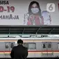 Calon penumpang menunggu kedatangan kereta Commuter Line di Stasiun Manggarai, Jakarta, Kamis (16/4/2020). PT KCI menyatakan jumlah penumpang kereta listrik (KRL) terus menurun selama pemberlakuan Pembatasan Sosial Berskala Besar (PSBB) di Jabodebek hingga 50 persen. (merdeka.com/Iqbal S. Nugroho)