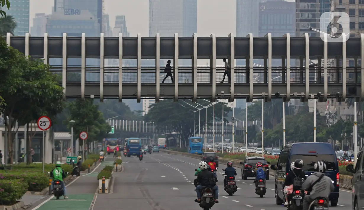 Suasana saat jam pulang kerja di Jalan Jenderal Sudirman, Jakarta, Rabu (3/11/2021). Salah satu aturan kerja pada sektor non esensial diizinkan bekerja dari kantor atau 'work from office' (WFO) 75 persen dan sektor esensial 100 persen. (Liputan6.com/Herman Zakharia)