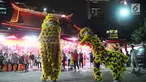 Tarian barongsai hibur warga keturunan Tionghoa pada malam Tahun Baru Imlek di Vihara Amurva Bhumi, Jakarta, Senin (04/2). Tarian barongsai yang sebelumnya telah diberkati bertujuan untuk mengusir setan. (Liputan6.com/Herman Zakharia)