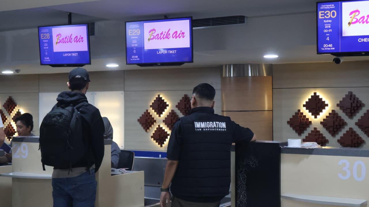 Bule Australia Mesum di Pekarangan Warga Dideportasi 10 Tahun