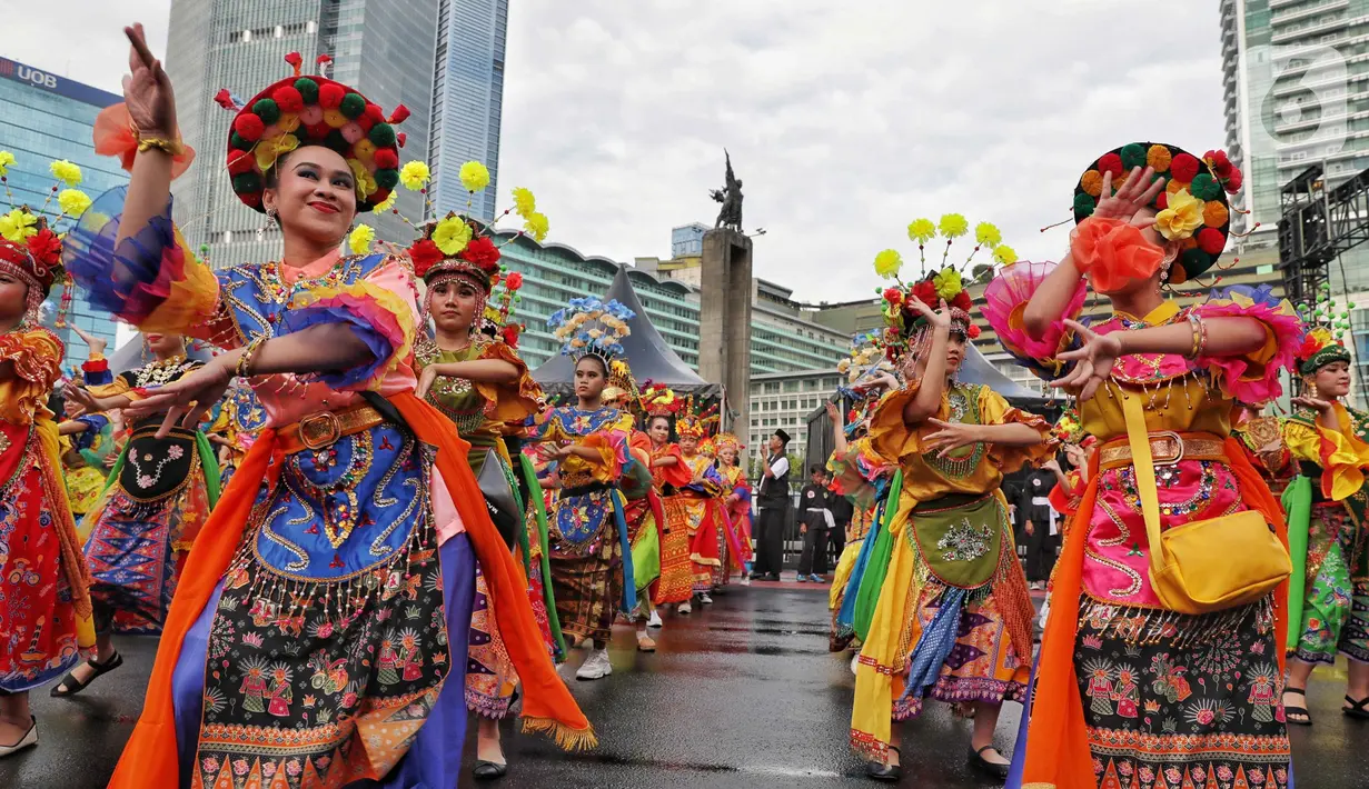 Pertunjukan seni kolosal budaya tersebut mengusung tema Jakarta dalam Warna. (Liputan6.com/Angga Yuniar)