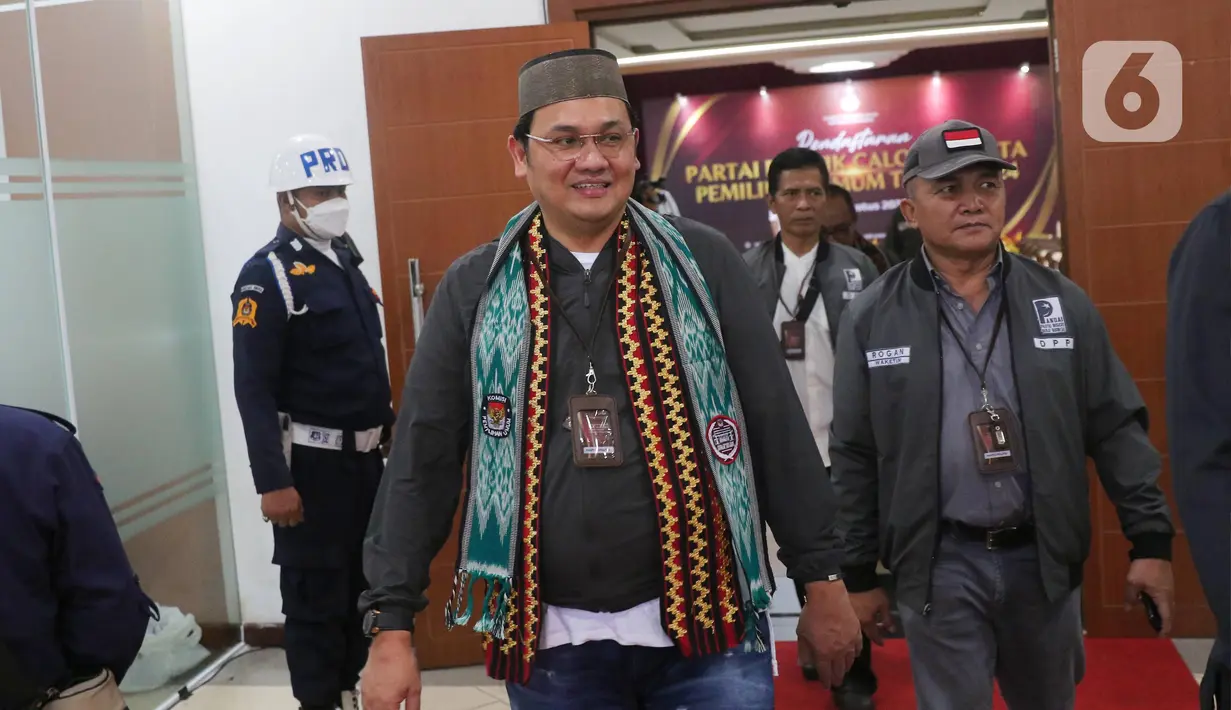 Ketua Umum Partai Negeri Daulat Indonesia (Pandai) Farhat Abbas tiba untuk mendaftarkan partai politiknya di Gedung Komisi Pemilihan Umum Republik Indonesia, Jakarta, Senin (1/8/2022). Farhat Abbas tampil mengenakan peci, jaket dan celana jeans saat mendaftar partainya ke KPU RI. (Liputan6.com/Angga Yuniar)