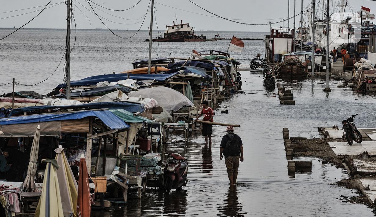 Deretan warung saat terendam banjir rob di Pelabuhan Kali Adem, Muara Angke, Jakarta, Kamis (22/10/2020). Banjir akibat air pasang dengan ketinggian mencapai 30 cm tersebut telah merendam kawasan Pelabuhan Kali Adem dan sudah berlangsung selama lima hari. (merdeka.com/Iqbal S. Nugroho)