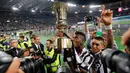 Gelandang Juventus, Paul Pogba mencium piala Coppa Italia usai mengalahkan Lazio di Final Coppa Italia di Olimpico Roma, Italia, Rabu (20/5/2015). Juventus menang 2-1 atas Lazio. (Reuters/Giampiero Sposito)