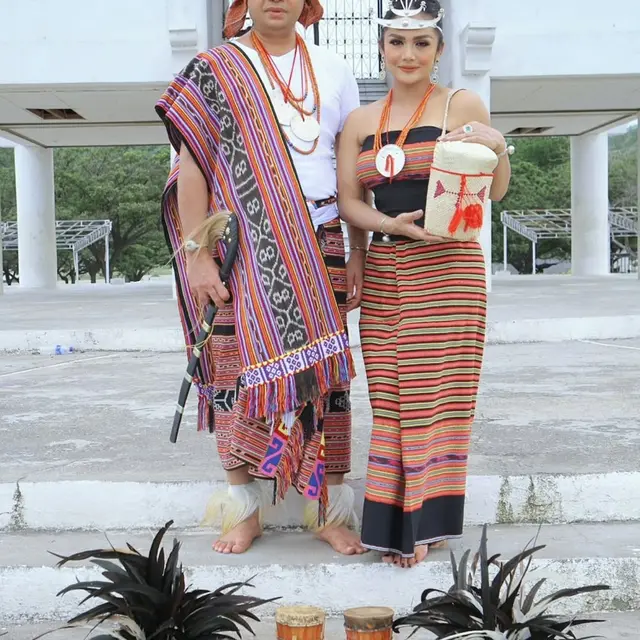 Anggun di Usia 51 Tahun, Kris Dayanti Tampil Memikat dengan Tais Feto Khas Timor Leste