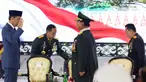 Presiden Joko Widodo (kiri) sesaat sebelum menganugerahkan kenaikan pangkat secara Istimewa berupa Jenderal TNI Kehormatan kepada Menteri Pertahanan Prabowo Subianto pada acara Rapim TNI-Polri 2024 di Mabes TNI, Jakarta, Rabu (28/2/2024). (Liputan6.com/Herman Zakharia)