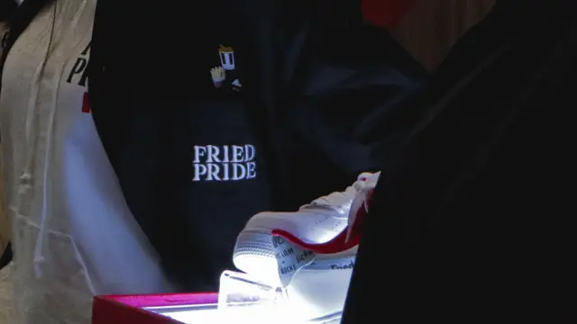 Jaket dan aksesori KFC dari Argyle & Oxford