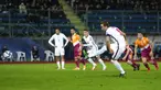 Pemain Inggris Harry Kane mencetak gol ke gawang San Marino pada pertandingan sepak bola Kualifikasi Grup I Piala Dunia 2022 di Stadion Olimpiade, Serravalle, San Marino, 15 November 2021. Inggris menang 10-0. (AP Photo/Antonio Calanni)