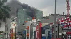 Tampak kepulan asap dari sebuah gedung yang terbakar di daerah Kelapa Gading, Jakarta Utara, Minggu (7/8/2016).Gedung tersebut merupakan Swiss-Belhotel. (Istimewa)