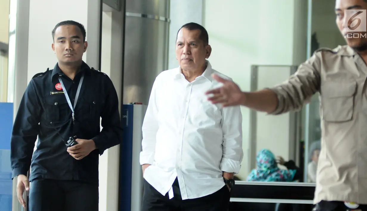 Anggota DPR RI, Chairuman Harahap (tengah) bersiap keluar gedung KPK usai diperiksa, Jakarta, Rabu (17/1). Chairuman diperiksa sebagai saksi dugaan korupsi proyek pengadaan e-KTP dengan tersangka Anang Sugiana Sudihardjo. (Liputan6.com/Helmi Fithriansyah)