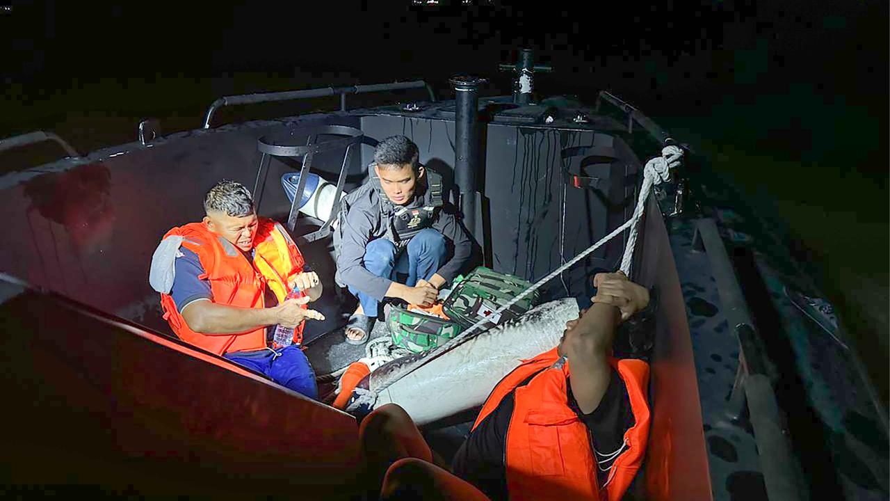 FOTO: Evakuasi Dramatis di Laut Karimun, TNI AL Selamatkan 19 Awak Kapal dari Badai