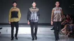 Sejumlah model berpose memakai busana rancangan desainer asal Indonesia, Musa Widyatmodjo pada ajang Jakarta Fashion and Food Festival di Jakarta, Jumat (22/5/2015). Rancangan Musa Widyatmodjo bertema "Luxury Man". (Liputan6.com/Faizal Fanani)