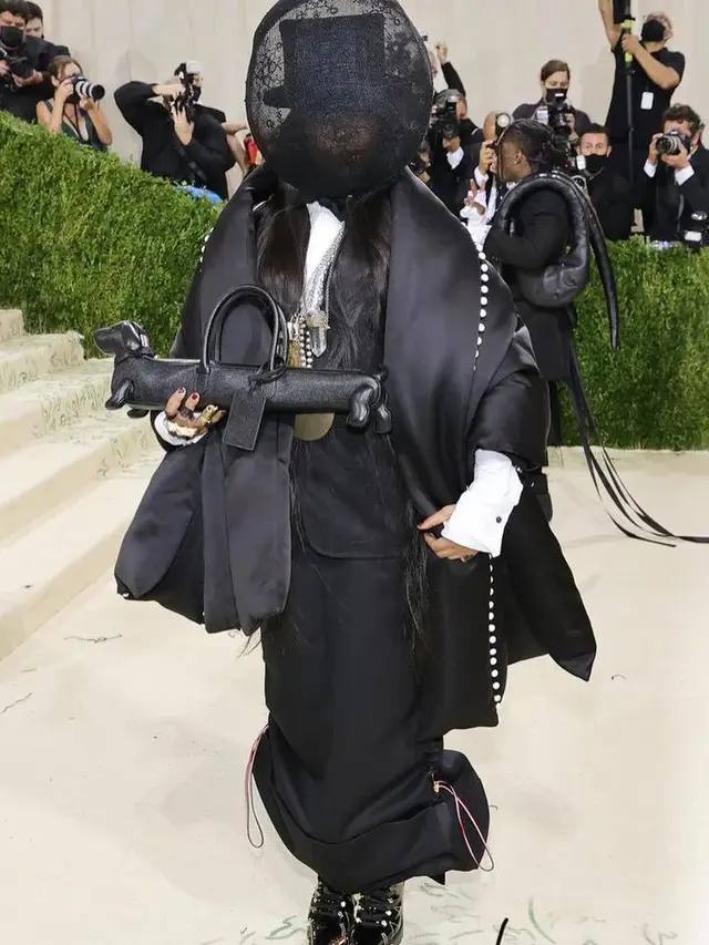 9 Seleb Berbusana Super Unik di Met Gala 2021, Kim Kardashian Tampil ‘Tanpa Wajah’