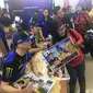 Crosser Yamaha Di MXGP 2019 Romain Febvre dan Jeremy Seewer menyapa penggemar di Sentral Yamaha Palembang, Jumat (5/7/2019). (Liputan6.com/Harley Ikhsan)