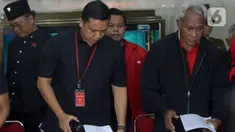 Ketua Dewan Pimpinan Pusat (DPP) Partai Demokrasi Indonesia Perjuangan (PDIP) bidang Reformasi Sistem Hukum Nasional, Ronny Talapessy (kedua kiri) bersama Ketua DPP PDIP Bidang Kehormatan Partai, Komarudin Watubun usai memberi keterangan terkait penetapan status tersangka pada Sekretaris Jenderal PDIP, Hasto Kristiyanto di Jakarta, Selasa (24/12/2024). (Liputan6.com/Herman Zakharia)