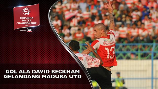 Gelandang Madura United, Dane Milovanovic mencetak gol indah dari tengah lapangan seperti David Beckham