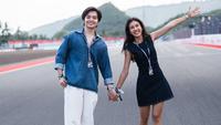 6 Gaya Kasual Angga Yunanda dan Shenina Cinnamon Nonton MotoGP di Mandalika