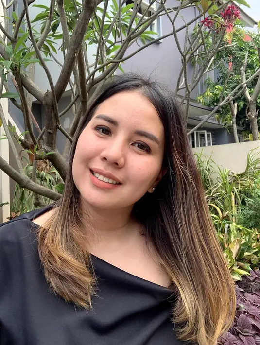 SD, SMP dan SMA, Tya memang diwajibkan orangtuanya untuk masuk sekolah negeri. Mengingat biayanya lebih murah dibandingkan swasta, namun harus memiliki prestasi akademik yang baik pula. (Instagram/tya_ariestya)