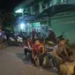 Akibat Bom, Penghuni Rusunawa Wonocolo Diungsikan ke Masjid Sekitar (Liputan6.com/Dian Kurniawan)