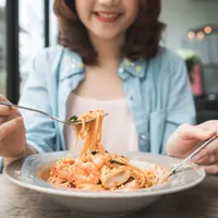 Ilustrasi Mengonsumsi Makanan Junk Food Credit: pexels.com/pixabay