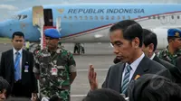 Presiden Joko Widodo memberikan penjelasan seputar hasil KTT Asean  saat  tiba di Bandara Halim Perdanakusuma usai menghadiri rangkaian KTT Asean ke-26 di Malaysia, Jakarta, Senin (27/4/2015). (Lipuatan6.com/Faizal Fanani)