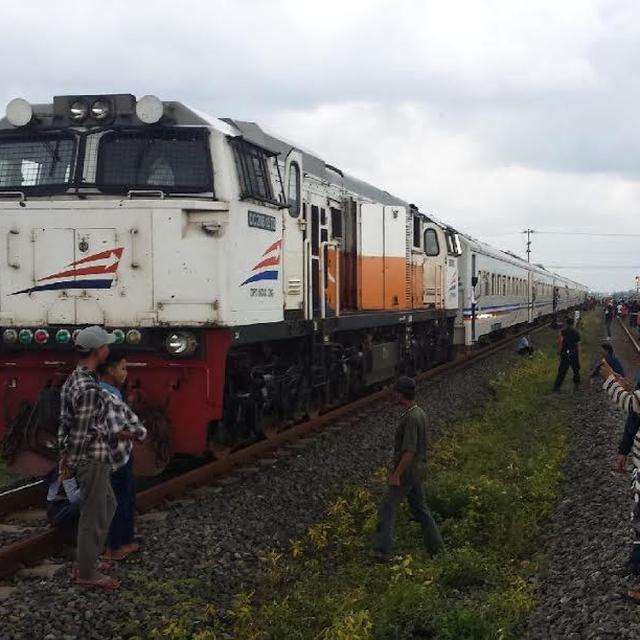 Kereta Api Jayabaya Keluar Api Dari Atap Regional Liputan6 Com