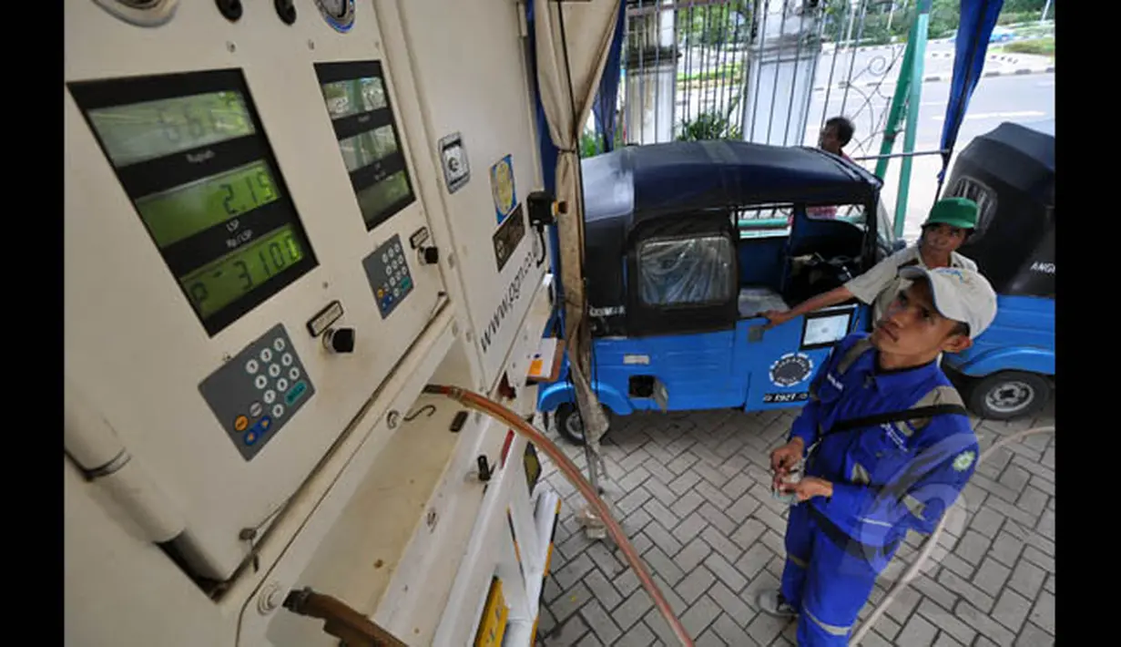 Petugas mengecek volume pengisian bahan bakar gas ke salah satu bajaj di kawasan Monas, Jakarta, Senin (26/1/2015). (Liputan6.com/Miftahul Hayat)