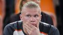 Striker Manchester City, Erling Haaland duduk di bangku cadangan dan tak dimainkan menghadapi Urawa Red Diamonds akibat masih mengalami cedera pada laga semifinal Piala Dunia Klub 2023 di King Abdullah Sports City Stadium, Jeddah, Arab Saudi, Rabu (20/12/2023) dini hari WIB. (AP Photo/Manu Fernandez)