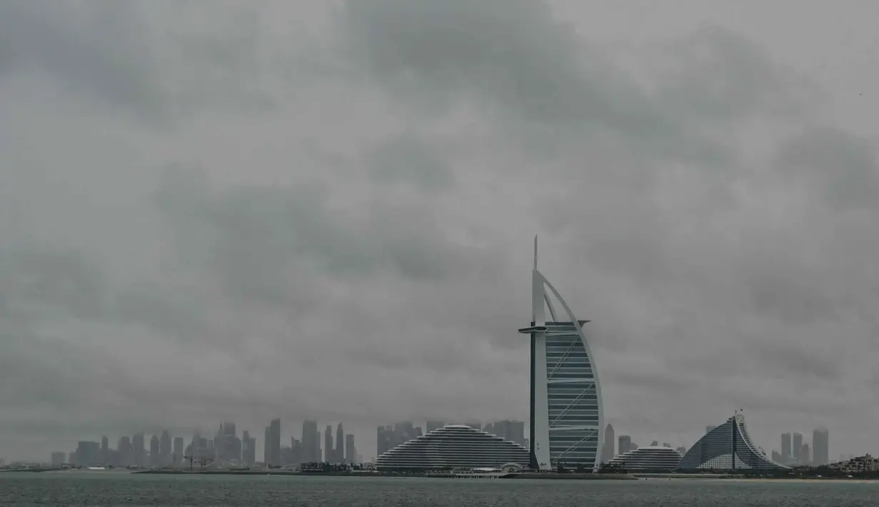 Awan tebal memenuhi langit di atas menara Burj Al-Arab di Dubai, Uni Emirat Arab, pada tanggal 2 Mei 2024. (Giuseppe CACACE/AFP)