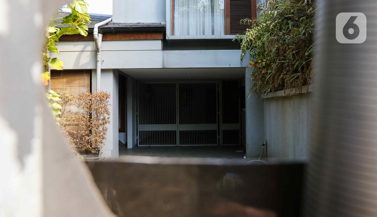 Di sisi lain, kediaman Firli di Villa Galaxy, Bekasi juga disebut tengah digeledah oleh kepolisian. (Liputan6.com/Herman Zakharia)