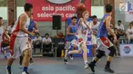 Pebasket putra bertanding pada final penyisihan Jr. NBA Global Championship Asia Pacific Selection Camp di Universitas Pelita Harapan (UPH), Tangerang, Minggu (16/6/2019). Penyisihan yang diikuti 68 peserta dari sepuluh negara akan dipilih mewakili Asia-Pasifik. (Liputan6.com/Fery Pradolo)