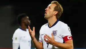 Reaksi striker Timnas Inggris, Harry Kane, saat melawan Latvia pada the Kualifikasi Piala Dunia 2026 di Stadion Daugava, Riga, Latvia, Rabu (15/10/2025) dini hari WIB. (Gints Ivuskans / AFP)