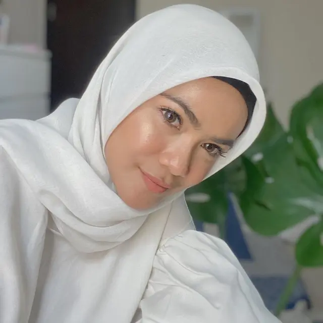 6 Potret Indah Indriana 'Istri Kedua' Pakai Hijab, Tampil Menawan