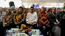 Menteri Lingkungan Hidup dan Kehutanan, Siti Nurbaya bersama Mendagri, Tjahjo Kumolo saat menghadiri acara peringatan Hari Air Dunia ke XXIII tahun 2015 di Taman Kota Waduk Pluit, Jakarta, Sabtu (9/5/2015). (Liputan6.com/Andrian M Tunay)