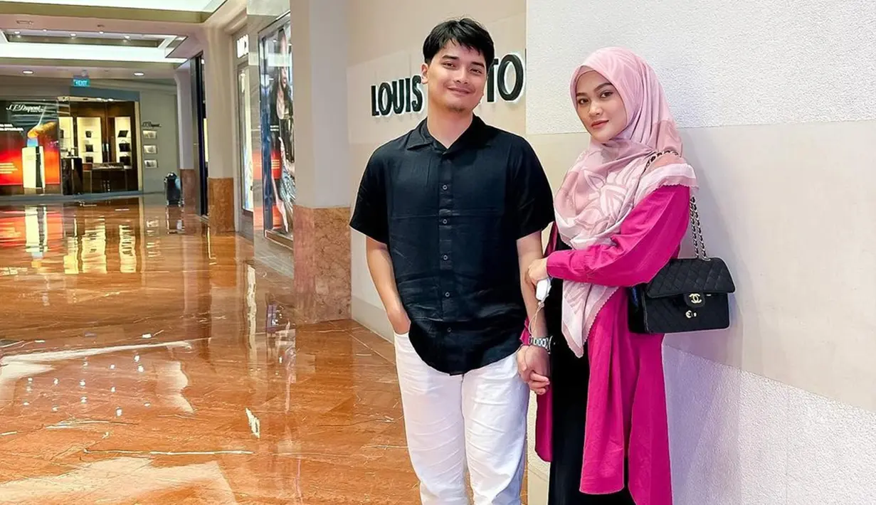 Hamil anak pertama dari pernikahannya dengan Alvin Faiz, aura keibuan Henny Rahman makin terpancar. Pakai dress warna hitam kemudian dipadukan dengan outer panjang warna merah muda, baby bump Henny Rahman tidak terlihat jelas. Namun jika diperhatikan dengan detail, perut mantan istri Zikri Daulay sudah makin buncit. Meski tengah hamil, penampilan ibu satu anak ini tetap stylish. (Liputan6.com/IG/@hennyyrahman)