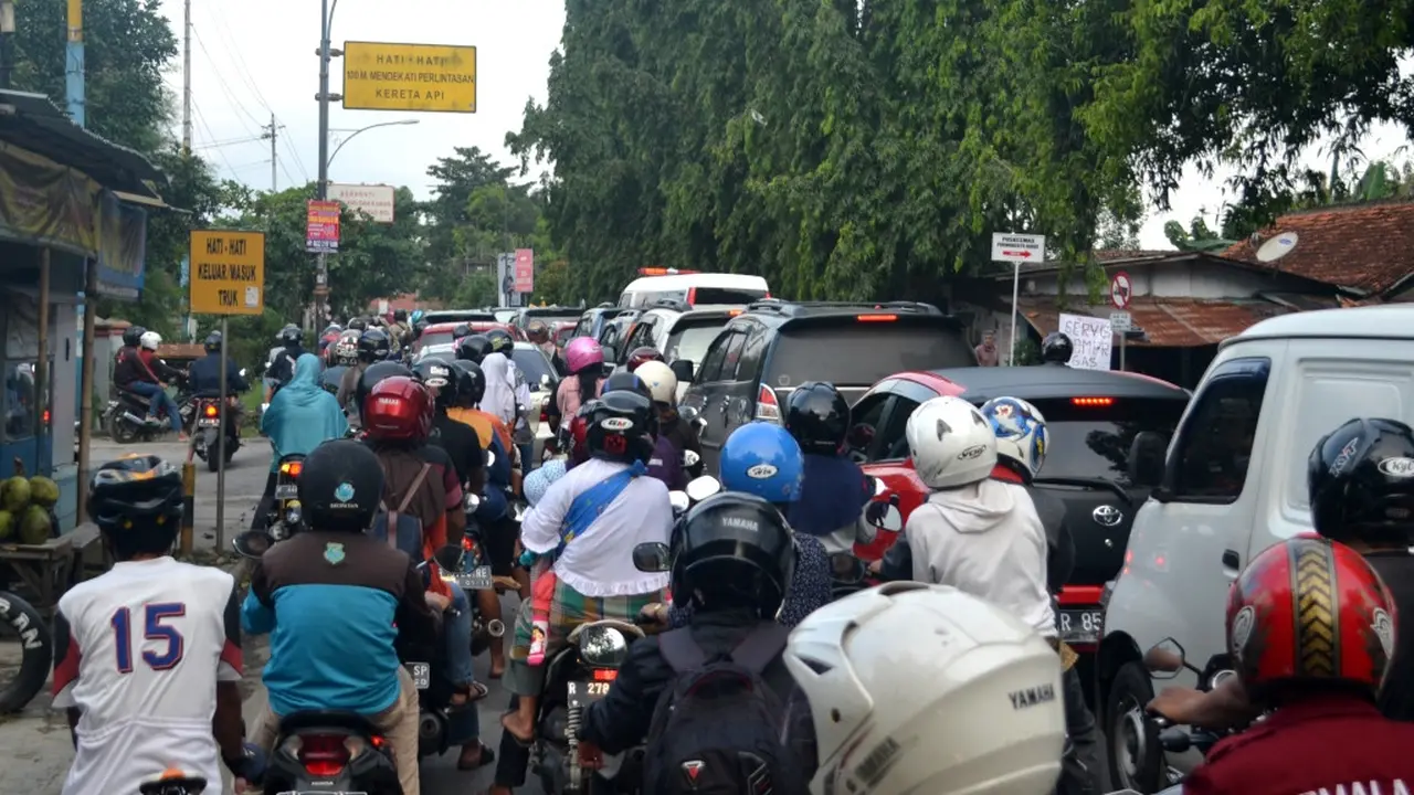 Titik rawan macet menjelang kota Purwokerto di perlintasan sebidang Stasiun Besar Purwokerto . (Foto: Liputan6.com/Muhamad Ridlo)