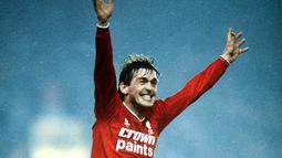 Kenny Dalglish, tampil sebanyak 515 kali bersama Liverpool dengan torehan 172 gol. King Kenny pernah merasakan delapan kali gelar juara Liga Inggris bersama The Reds. (Istimewa)
