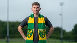Billy Gilmour. Gelandang Chelsea berusia 20 tahun ini dipinjamkan ke Norwich City awal musim ini. Menumpuknya gelandang senior di skuat The Blues menjadi alasan di balik peminjamannya. Performa apik bersama Skotlandia di Euro 2020 lalu akan coba diteruskannya di Norwich City. (Foto: canaries.co.uk)