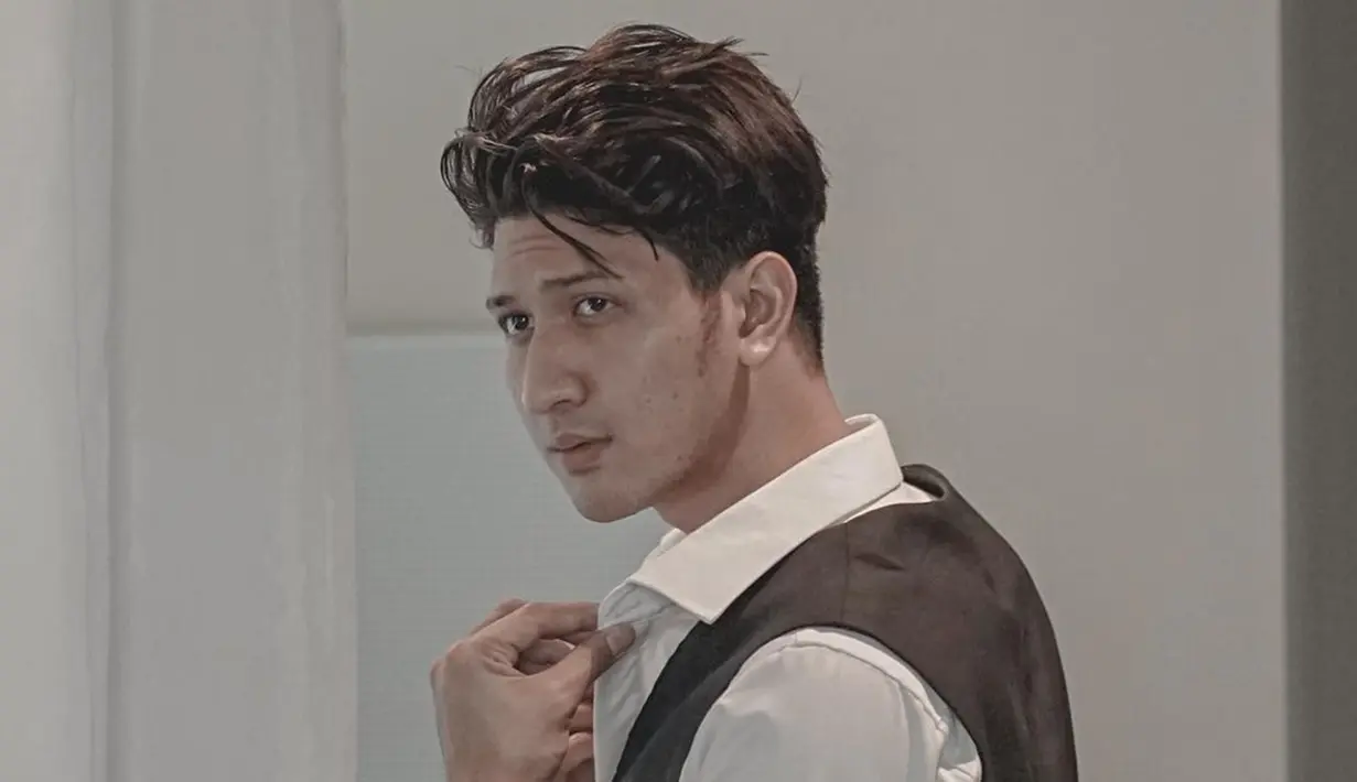 Pose sembari pegang baju, salah satunya pose pegang kerah baju adalah salah satu pose andalan para pria. Pegang baju sembari pamer tatapan tajam ke kamera, pesona adik ipar Irish Bella ini semakin terpancar. Tatanan rambut yang sengaja dibuat sedikit berantakan menjadi daya tarik tersendiri. Meski tanpa ekspresi sekalipun, suami Yasmine Ow ini bikin terpana. (Liputan6.com/IG/@real_aditya1)