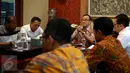 Akbar Tandjung saat menerima kader muda Partai Golkar dan sejumlah aktivis, Jakarta, Kamis (11/5). Akbar mendukung petisi dukungan untuk KPK sebagai bentuk perlawan hak angket DPR. (Liputan6.com/Johan Tallo)