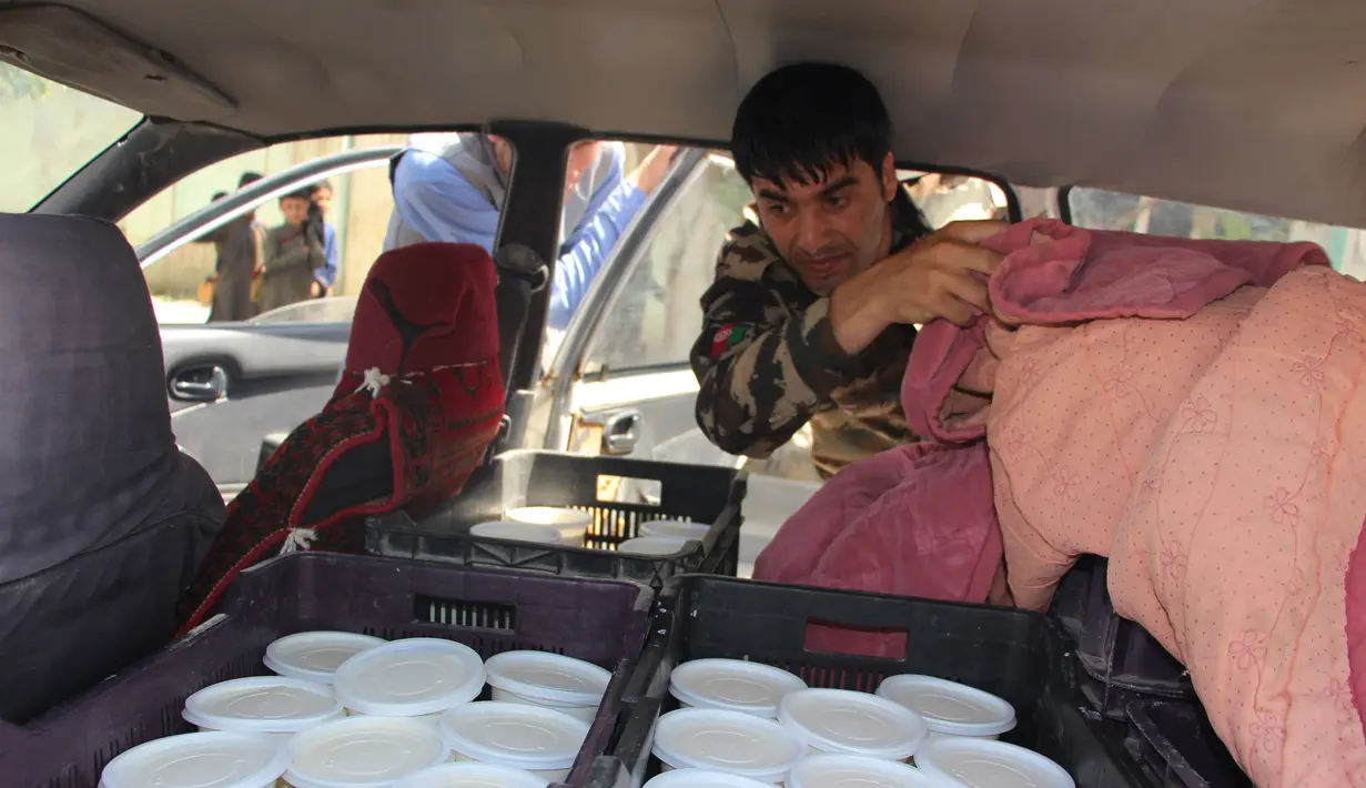 Seorang anggota pasukan keamanan Afghanistan memeriksa kendaraan di sebuah pos pemeriksaan keamanan di Kunduz, Afghanistan, Kamis (21/5/2020). Pasukan keamanan Afghanistan meningkatkan pengamanan menjelang Hari Raya Idul Fitri yang menandai berakhirnya bulan suci Ramadan. (Xinhua/Ajmal Kakar)