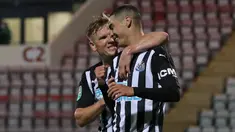Gelandang Newcastle, Miguel Almiron, merayakan gol yang dicetaknya ke gawang Morecambe pada laga putaran ketiga Piala Liga Inggris di The Mazuma Stadium, Kamis (24/9/2020) dini hari WIB. Newcastle menang 7-0 atas Morecambe. (AFP/Martin Rickett/pool)