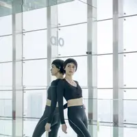 ALO mengajak sejumlah figur untuk merayakan Hari Yoga International. Renata Kusmanto hadir dalam balutan yoga attire bergaya balerina. cropped top, legging dan strappy grip socks bernuansa kontras. [Foto. ALO.Dok]