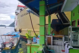 Kapal Pelni Tabrak Permukiman Warga di Banda Neira (AntaraNews)