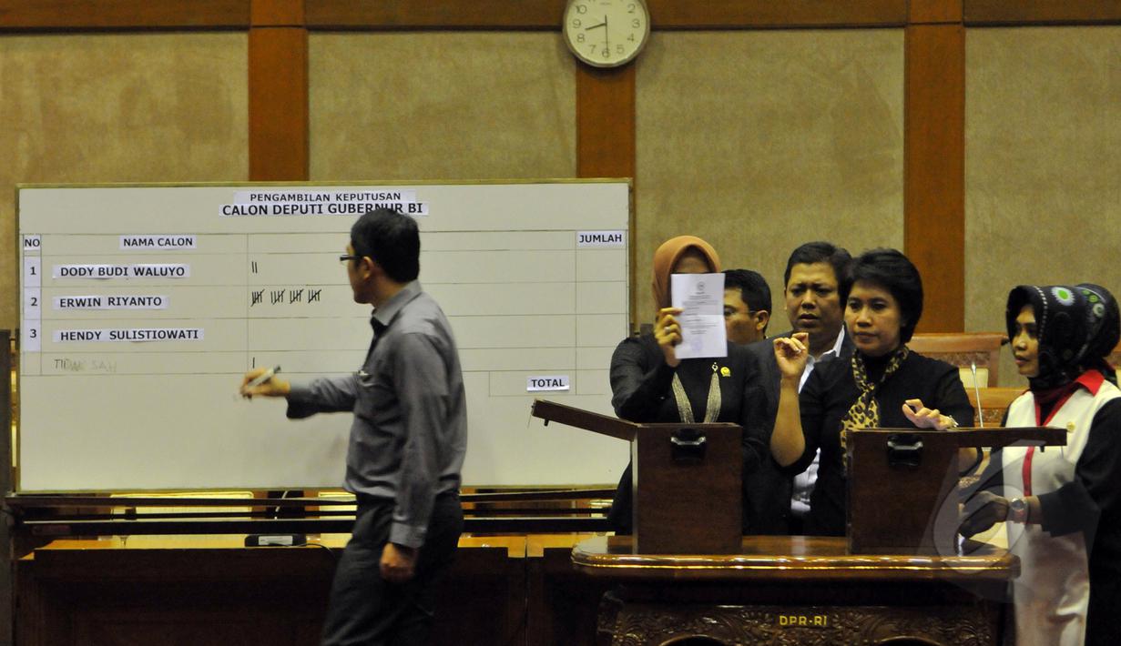 Petugas menghitung perolehan suara dalam voting pemilihan Deputi Gubernur BI yang dilakukan Komisi XI di Jakarta, Senin (20/4/2015). Erwin Rijanto unggul dari dua calon lainnya yaitu Dody Budi Waluyo dan Hendy Sulistiowati. (Liputan6.com/Andrian M Tunay)