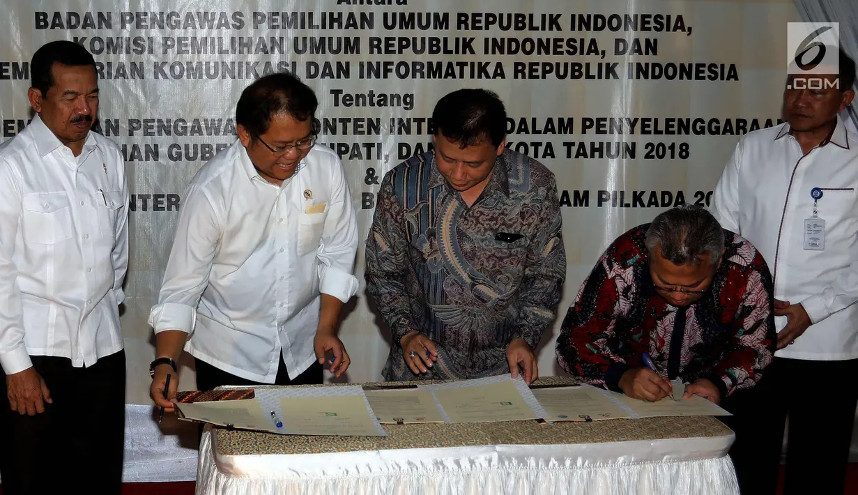 Menkominfo Rudiantara, Ketua Bawaslu Abhan Misbah dan Ketua KPU Arief Budiman menandatangani nota kesepakatan tentang Internet Bebas Hoax dalam Pilkada 2018 di Kantor Bawaslu, Jakarta, Rabu (31/1). (Liputan6.com/Johan Tallo)
