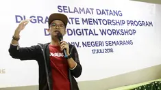 Head of community management bukalapak Muhammad Fikri saat memberikan digital workshop Emtek Goes To Campus 2018 di Universitas Negeri Semarang (UNNES), Semarang, Selasa (17/7). Kegiatan akan digelar pada Selasa-Kamis. (Liputan6.com/Herman Zakharia)